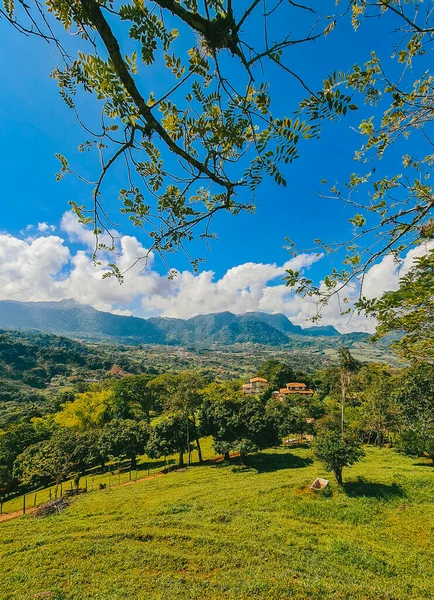 Venedik, Antioquia, Kolombiya 'da mavi gökyüzü ve bir sürü bitki örtüsü olan güzel bir kırsal bölge..