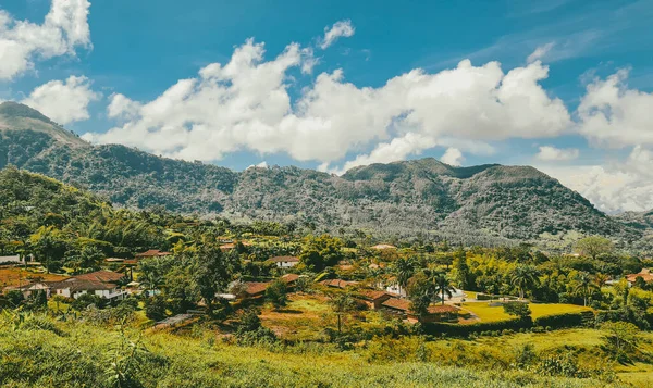Venedik, Antioquia, Kolombiya 'da mavi gökyüzü ve bir sürü bitki örtüsü olan güzel bir kırsal bölge..