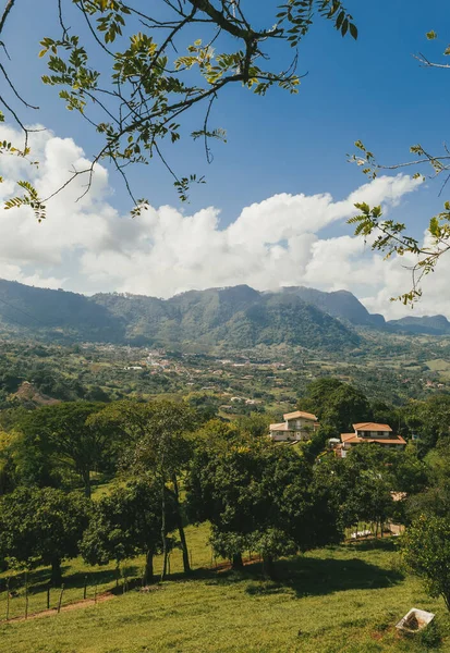 Venedik, Antioquia, Kolombiya 'da mavi gökyüzü ve bir sürü bitki örtüsü olan güzel bir kırsal bölge..