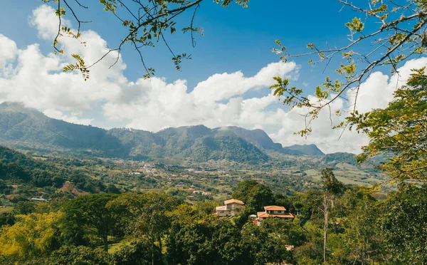 Venedik, Antioquia, Kolombiya 'da mavi gökyüzü ve bir sürü bitki örtüsü olan güzel bir kırsal bölge..