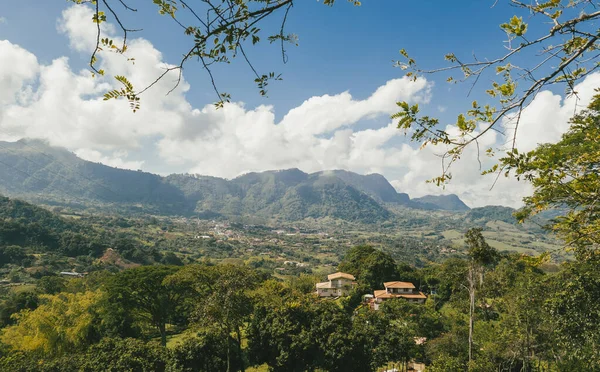 Venedik, Antioquia, Kolombiya 'da mavi gökyüzü ve bir sürü bitki örtüsü olan güzel bir kırsal bölge..