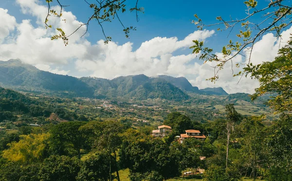 Venedik, Antioquia, Kolombiya 'da mavi gökyüzü ve bir sürü bitki örtüsü olan güzel bir kırsal bölge..