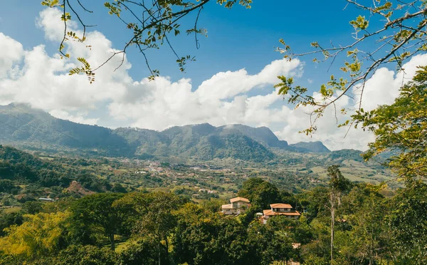 Venedik, Antioquia, Kolombiya 'da mavi gökyüzü ve bir sürü bitki örtüsü olan güzel bir kırsal bölge..