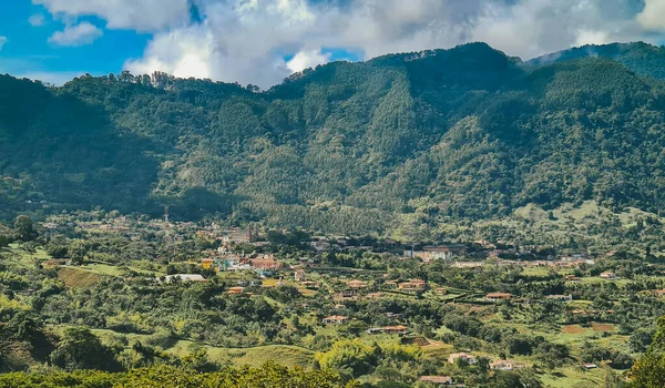 Venedik, Antioquia, Kolombiya 'da mavi gökyüzü ve bir sürü bitki örtüsü olan güzel bir kırsal bölge..