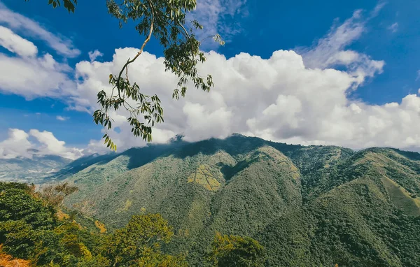 Venedik, Antioquia, Kolombiya 'da mavi gökyüzü ve bir sürü bitki örtüsü olan güzel bir kırsal bölge..