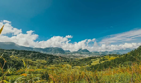 Venedik, Antioquia, Kolombiya 'da mavi gökyüzü ve bir sürü bitki örtüsü olan güzel bir kırsal bölge..