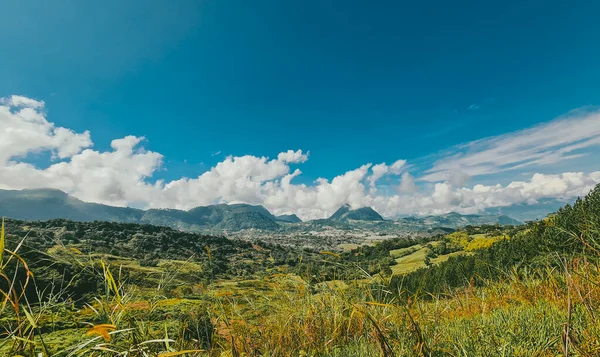 Venedik, Antioquia, Kolombiya 'da mavi gökyüzü ve bir sürü bitki örtüsü olan güzel bir kırsal bölge..