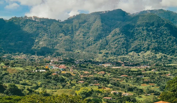 Venedik, Antioquia, Kolombiya 'da mavi gökyüzü ve bir sürü bitki örtüsü olan güzel bir kırsal bölge..