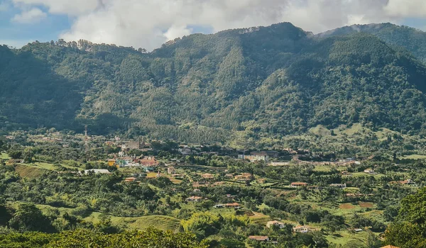 Venedik, Antioquia, Kolombiya 'da mavi gökyüzü ve bir sürü bitki örtüsü olan güzel bir kırsal bölge..