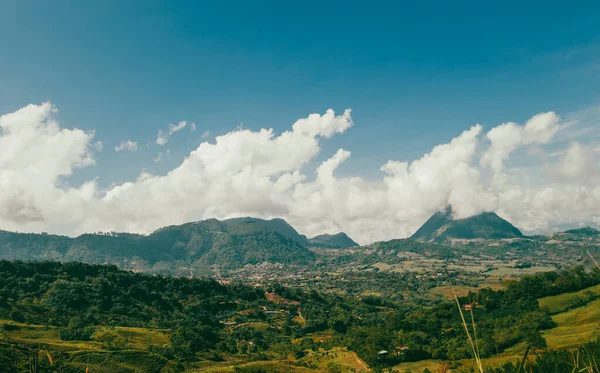 Venedik, Antioquia, Kolombiya 'da mavi gökyüzü ve bir sürü bitki örtüsü olan güzel bir kırsal bölge..