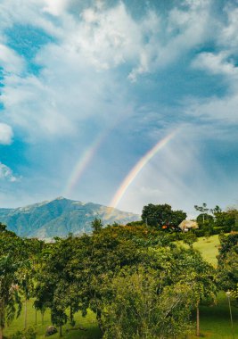 Venedik, Antioquia, Kolombiya 'da yolu ve gökkuşağı olan kırsal alan.