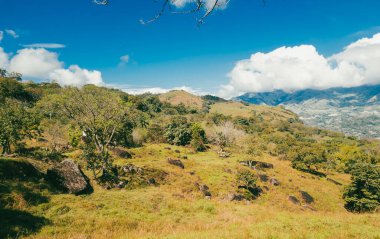 Cerro Tusa manzaralı doğal manzara ve mavi bir gökyüzü. Venedik, Antioquia, Kolombiya. 
