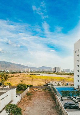 Santa Marta, Magdalena, Kolombiya sahillerine bakan binalar ve oteller.