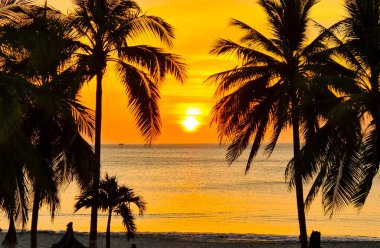 Santa Marta, Magdalena, Kolombiya sahillerinde denize bakan güzel renkli gün batımı.