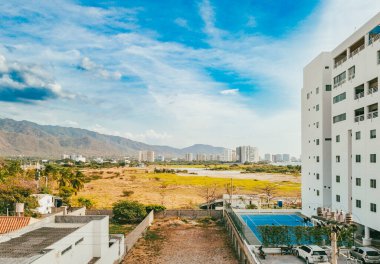 Santa Marta, Magdalena, Kolombiya sahillerine bakan binalar ve oteller.