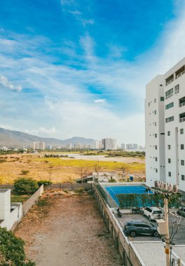 Santa Marta, Magdalena, Kolombiya sahillerine bakan binalar ve oteller.