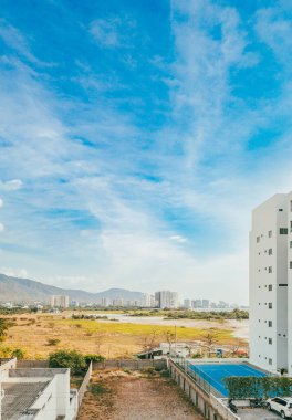 Santa Marta, Magdalena, Kolombiya sahillerine bakan binalar ve oteller.