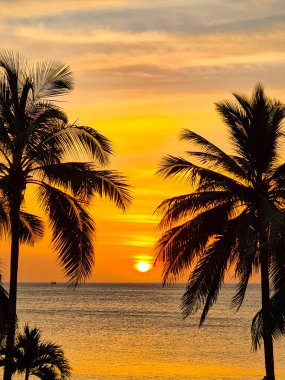 Santa Marta, Magdalena, Kolombiya sahillerinde denize bakan güzel renkli gün batımı.