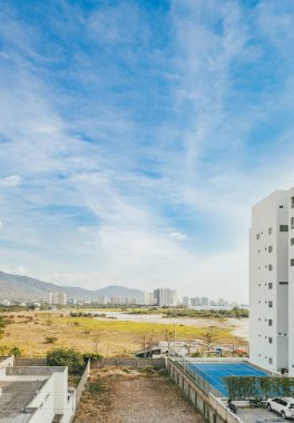 Santa Marta, Magdalena, Kolombiya sahillerine bakan binalar ve oteller.