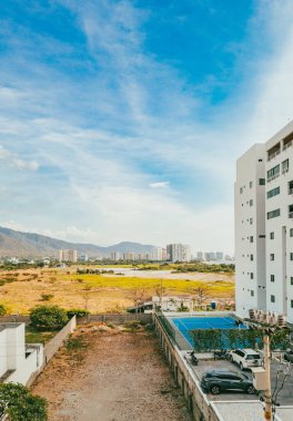 Santa Marta, Magdalena, Kolombiya sahillerine bakan binalar ve oteller.