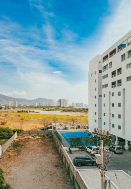 Santa Marta, Magdalena, Kolombiya sahillerine bakan binalar ve oteller.