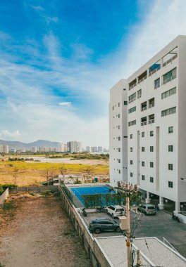 Santa Marta, Magdalena, Kolombiya sahillerine bakan binalar ve oteller.