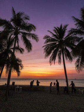 Santa Marta, Magdalena, Kolombiya sahillerinde denize bakan güzel renkli gün batımı.