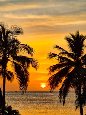 Santa Marta, Magdalena, Kolombiya sahillerinde denize bakan güzel renkli gün batımı.