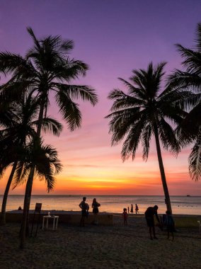 Santa Marta, Magdalena, Kolombiya sahillerinde denize bakan güzel renkli gün batımı.