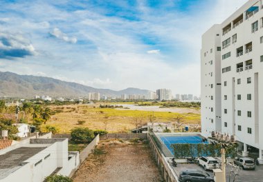 Santa Marta, Magdalena, Kolombiya sahillerine bakan binalar ve oteller.