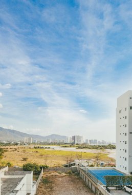 Santa Marta, Magdalena, Kolombiya sahillerine bakan binalar ve oteller.