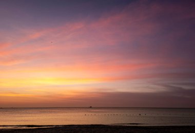 Santa Marta, Magdalena, Kolombiya sahillerinde denize bakan güzel renkli gün batımı.