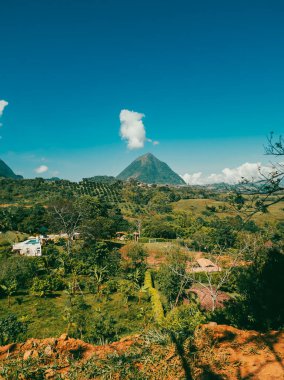 Mavi gökyüzü ve Tusa tepesi manzaralı doğal manzara. Venedik, Antioquia, Kolombiya. 