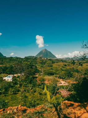 Mavi gökyüzü ve Tusa tepesi manzaralı doğal manzara. Venedik, Antioquia, Kolombiya. 