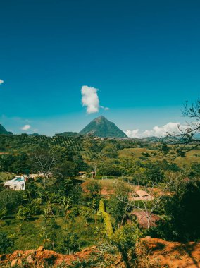 Mavi gökyüzü ve Tusa tepesi manzaralı doğal manzara. Venedik, Antioquia, Kolombiya. 
