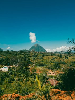 Mavi gökyüzü ve Tusa tepesi manzaralı doğal manzara. Venedik, Antioquia, Kolombiya. 