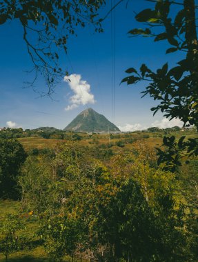 Mavi gökyüzü ve Tusa tepesi manzaralı doğal manzara. Venedik, Antioquia, Kolombiya. 
