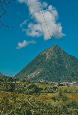 Mavi gökyüzü ve Tusa tepesi manzaralı doğal manzara. Venedik, Antioquia, Kolombiya. 