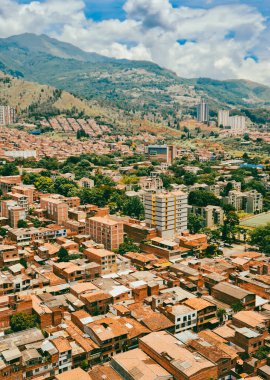 Bello, Antioquia, Kolombiya. 25 Mart 2021: Güzel binalar ve mavi gökyüzüyle panoramik şehir manzarası.