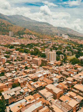 Bello, Antioquia, Kolombiya. 25 Mart 2021: Güzel binalar ve mavi gökyüzüyle panoramik şehir manzarası.
