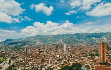 Bello, Antioquia, Kolombiya. 25 Mart 2021: Güzel binalar ve mavi gökyüzüyle panoramik şehir manzarası.