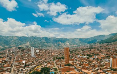 Bello, Antioquia, Kolombiya. 25 Mart 2021: Güzel binalar ve mavi gökyüzüyle panoramik şehir manzarası.
