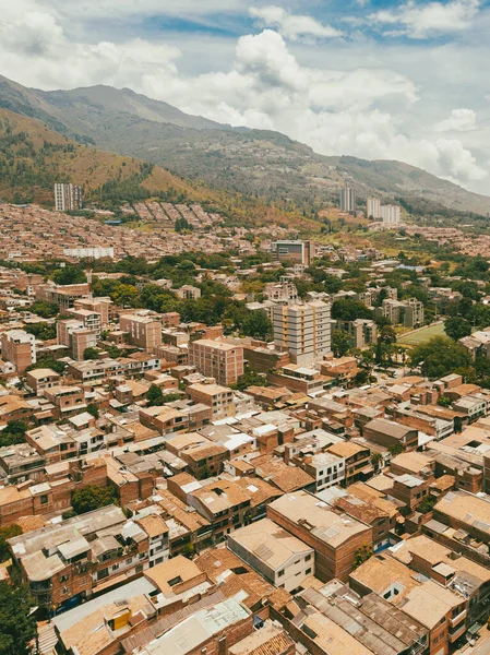 Bello, Antioquia, Kolombiya. 25 Mart 2021: Güzel binalar ve mavi gökyüzüyle panoramik şehir manzarası.