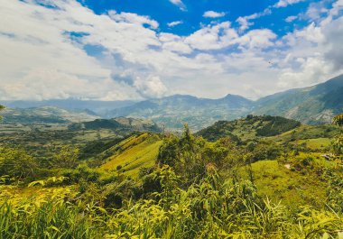 Tarlada bulutlu gökyüzü olan kırsal ve doğal manzara. Palomos Fredonia, Antioquia, Kolombiya.