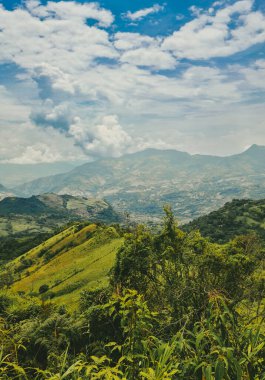 Tarlada bulutlu gökyüzü olan kırsal ve doğal manzara. Palomos Fredonia, Antioquia, Kolombiya.
