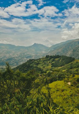 Tarlada bulutlu gökyüzü olan kırsal ve doğal manzara. Palomos Fredonia, Antioquia, Kolombiya.