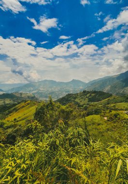 Tarlada bulutlu gökyüzü olan kırsal ve doğal manzara. Palomos Fredonia, Antioquia, Kolombiya.