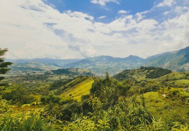 Tarlada bulutlu gökyüzü olan kırsal ve doğal manzara. Palomos Fredonia, Antioquia, Kolombiya.