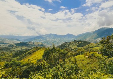 Tarlada bulutlu gökyüzü olan kırsal ve doğal manzara. Palomos Fredonia, Antioquia, Kolombiya.