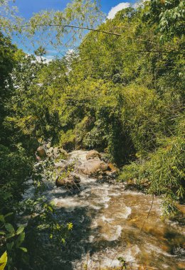 Cartama nehri ve dağlarıyla doğal manzara. Tamesis, Antioquia, Kolombiya.